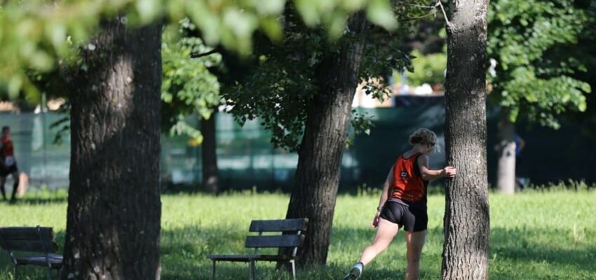 dama estirándose en un parque