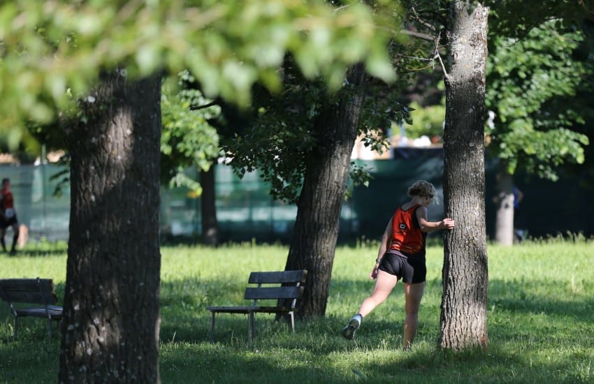 dama estirándose en un parque