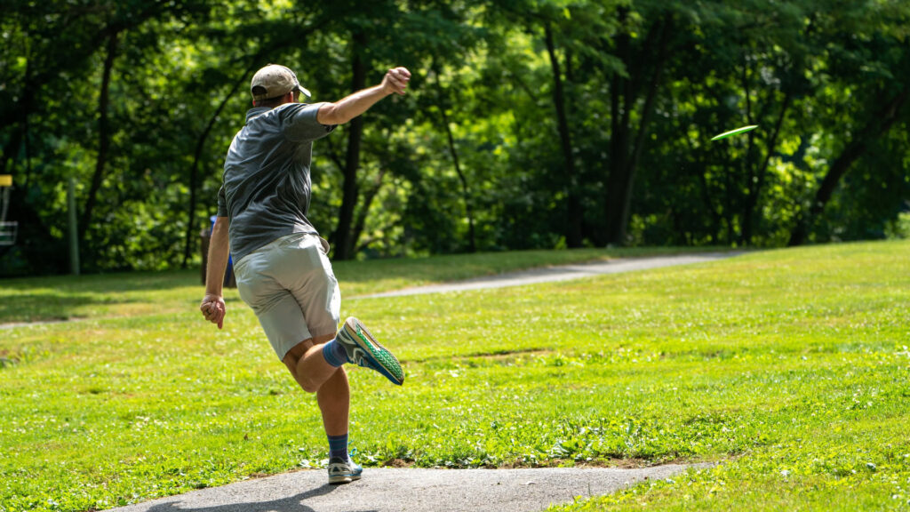 Joven lanzando un frisbee.