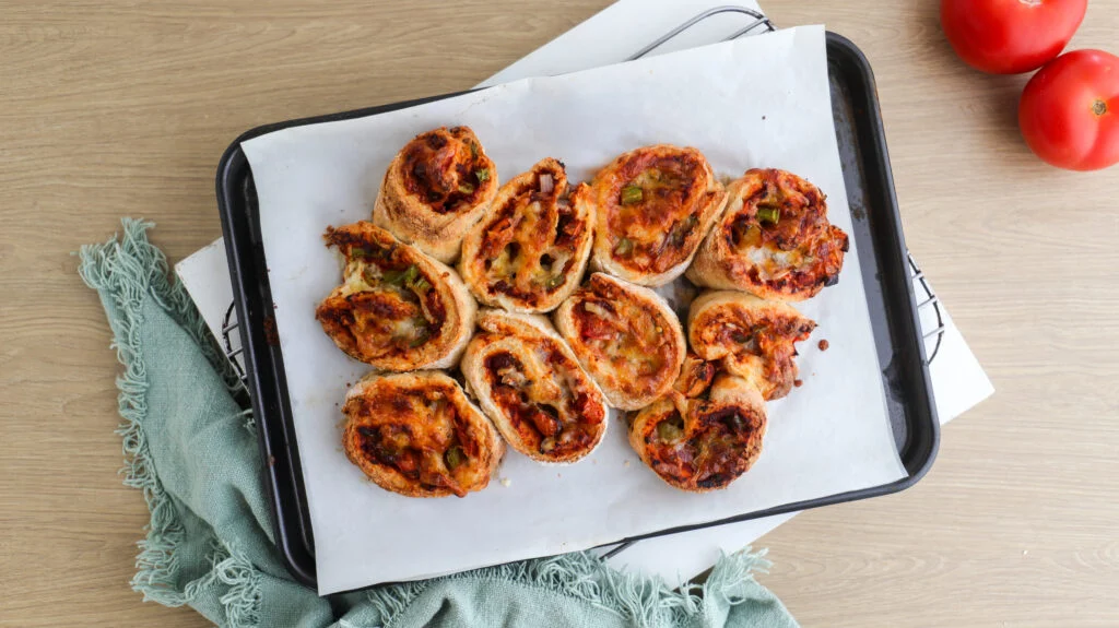 Rollos de pizza en una bandeja para hornear