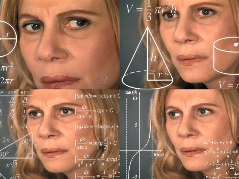 mujer estudiando fórmulas matemáticas