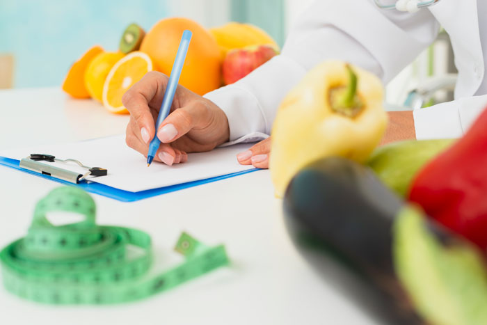 nutricionista redacta informe tras las consultas alimentarias