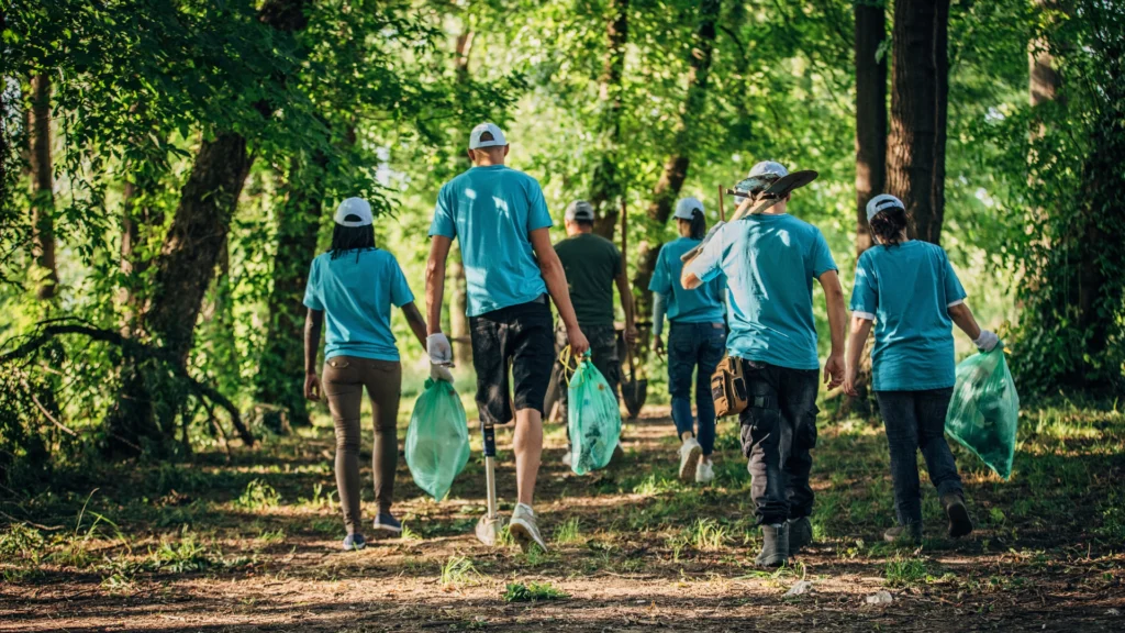 Grupo de voluntarios recogiendo basura en el campo