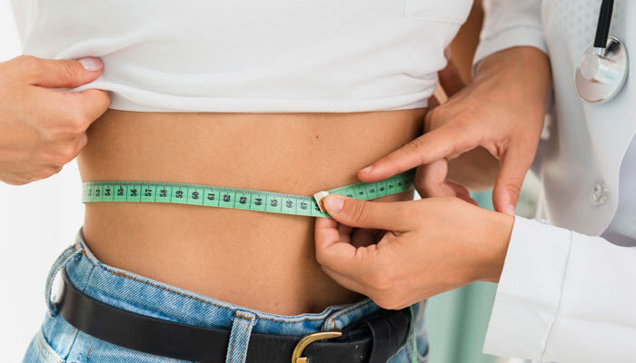 nutricionista toma medidas con cinta métrica durante consultas alimentarias