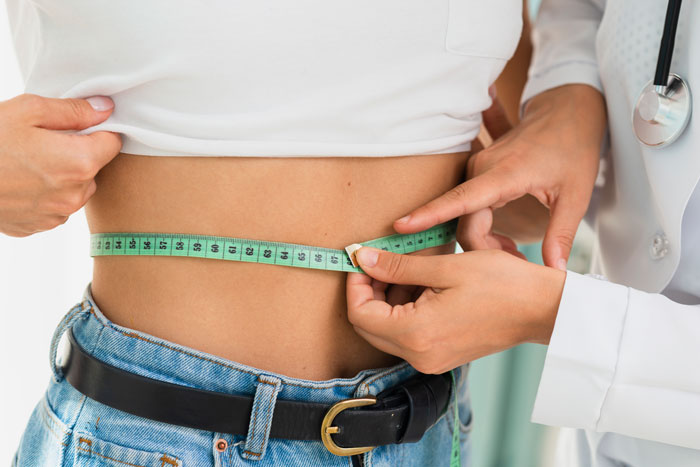 nutricionista toma medidas con cinta métrica durante consultas alimentarias