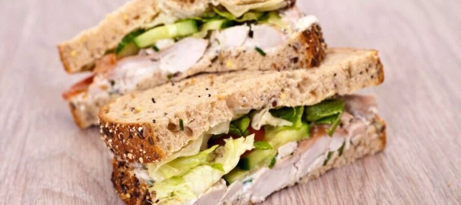 Sándwich de pollo en pan integral