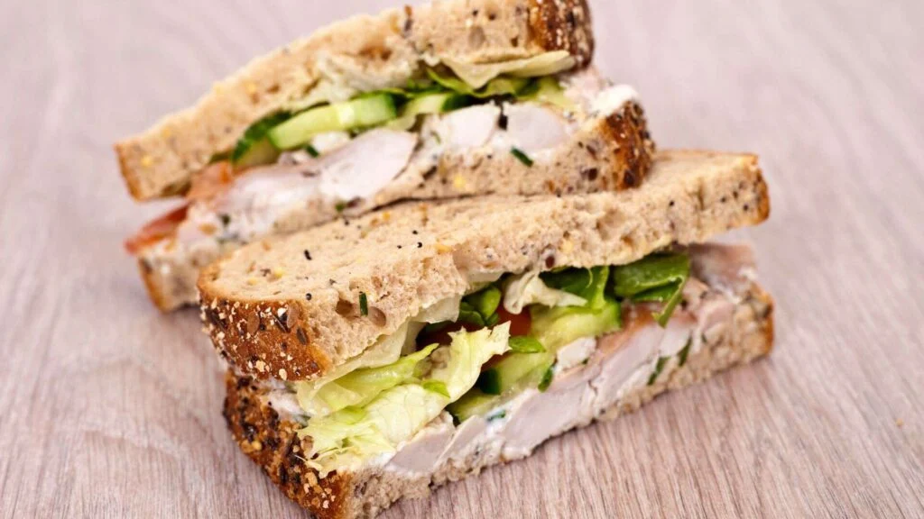 Sándwich de pollo en pan integral