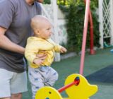 Maneras prácticas para que los padres se mantengan activos mientras cuidan a niños pequeños