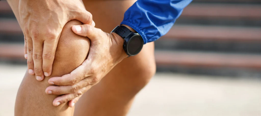 Primer plano de una persona sosteniendo su rodilla
